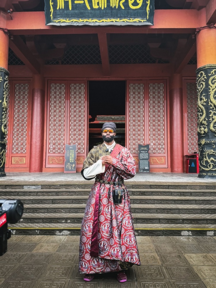 凯尔特人官推晒布朗横店古装照 配文直译中文“龙布朗”