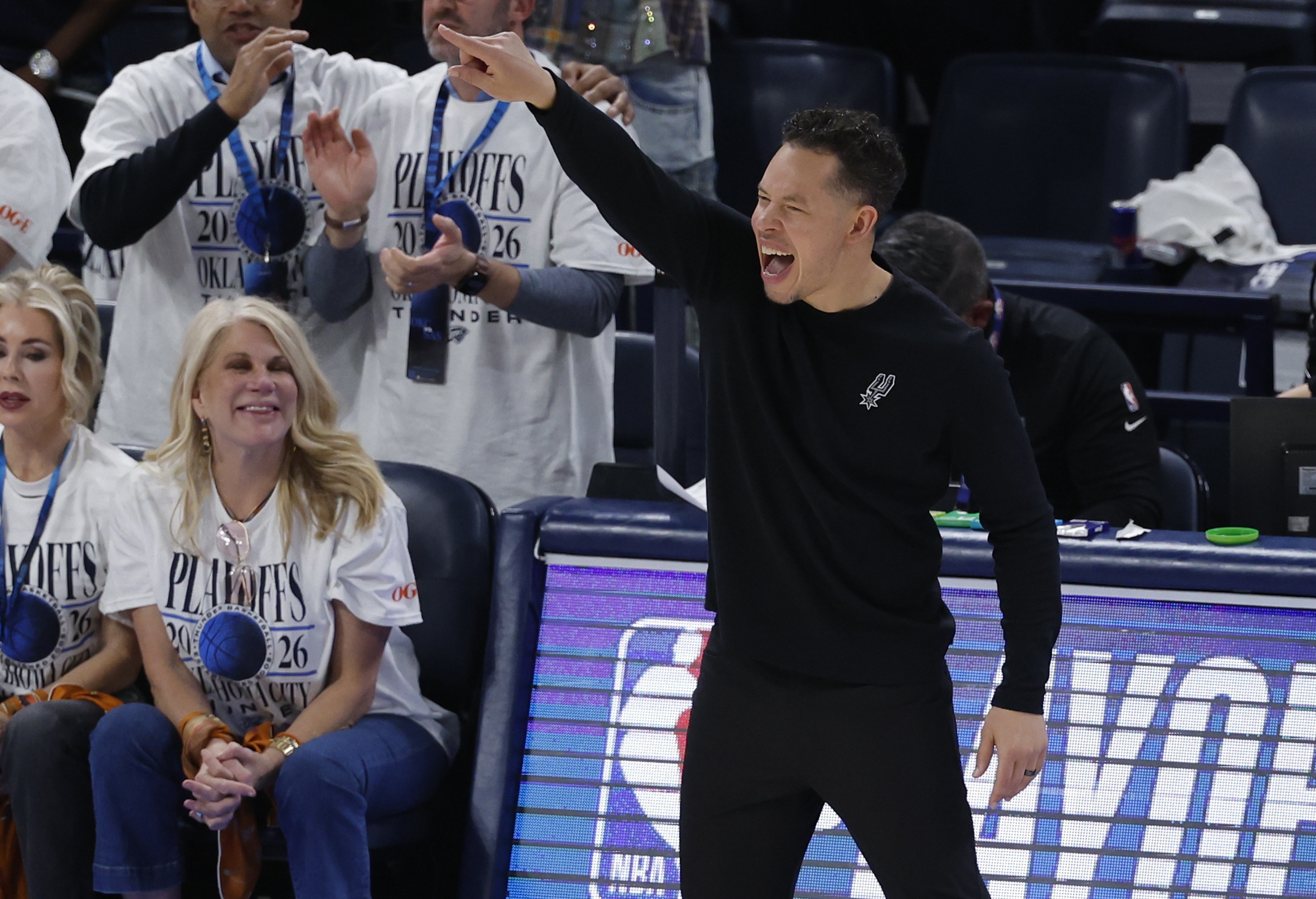 雷霆双标球风引联盟众怒：进攻演戏防守拉拽，萧华承认问题面临纠偏