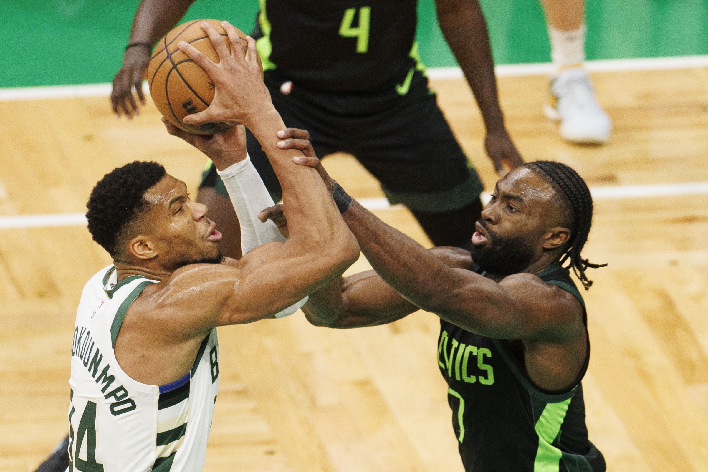 Windhorst：字母哥愿续约绿军 经纪人介入引管理层不安