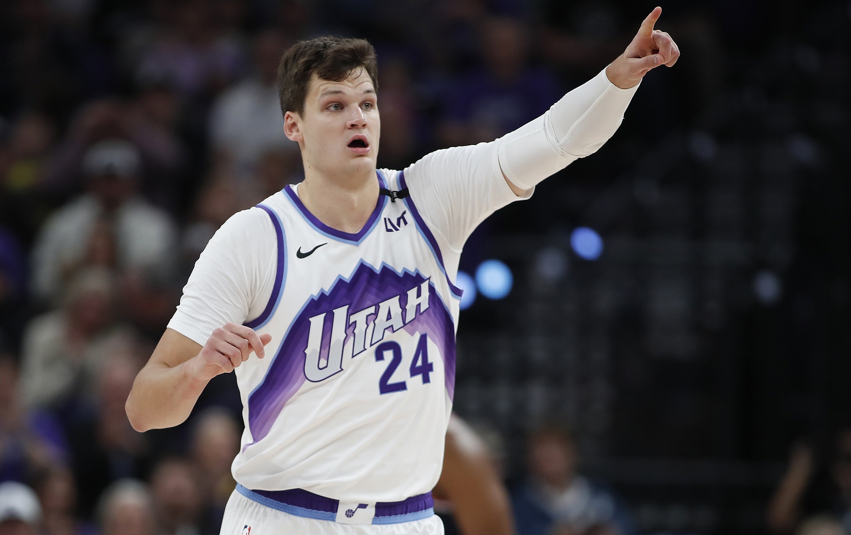 记者曝多队有意凯斯勒 湖人领衔追逐伤愈中锋 记者曝多队有意凯斯勒 湖人领衔追逐伤愈中锋