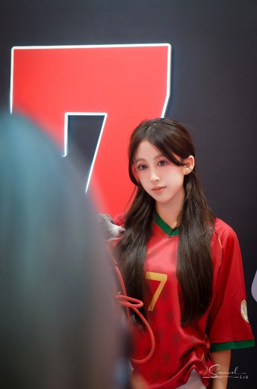 韦世豪潮牌快闪店成都开业 蓉城多名队友现场捧场