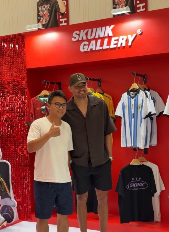 韦世豪潮牌快闪店成都开业 蓉城多名队友现场捧场