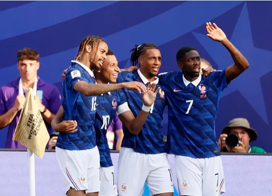 法国3-0瑞典：姆巴佩9球破淘汰赛纪录，前场四重奏碾压晋级