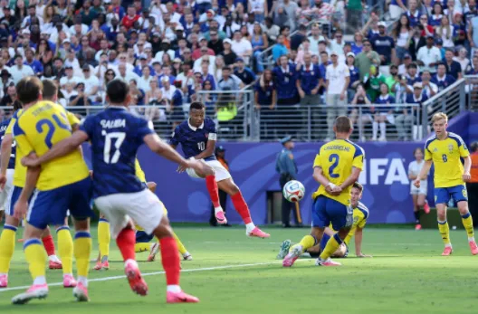 法国3-0瑞典：姆巴佩9球破淘汰赛纪录，前场四重奏碾压晋级