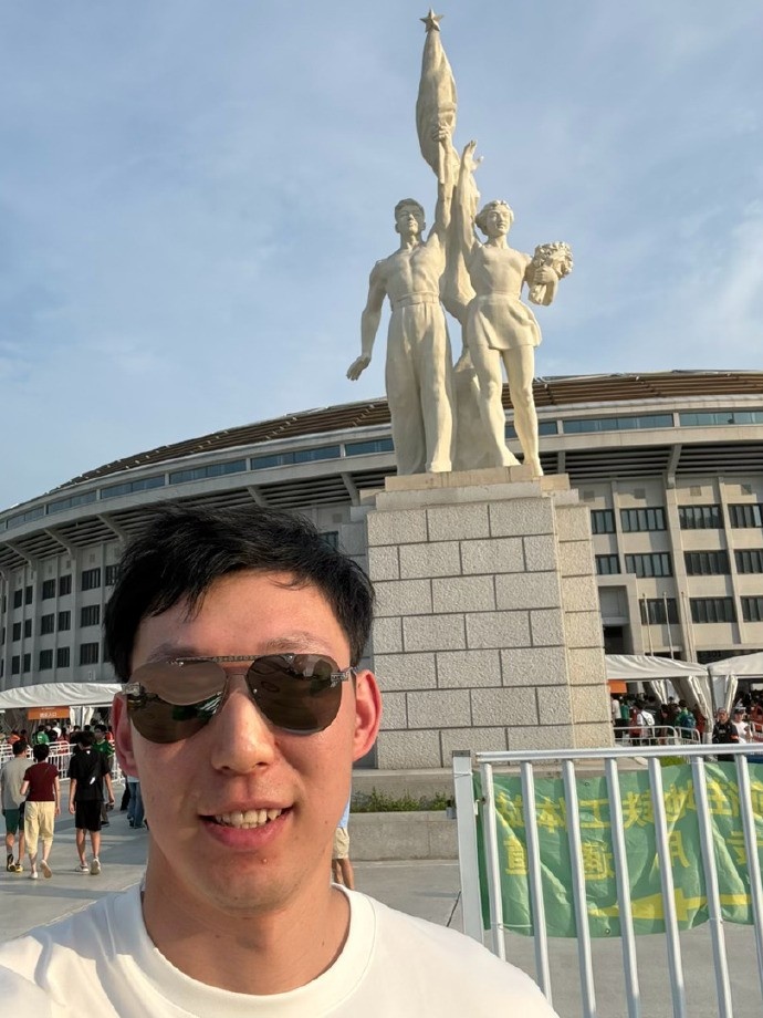 周琦三里屯“打卡”国安主场 观战中超京鲁大战 周琦三里屯“打卡”国安主场 观战中超京鲁大战