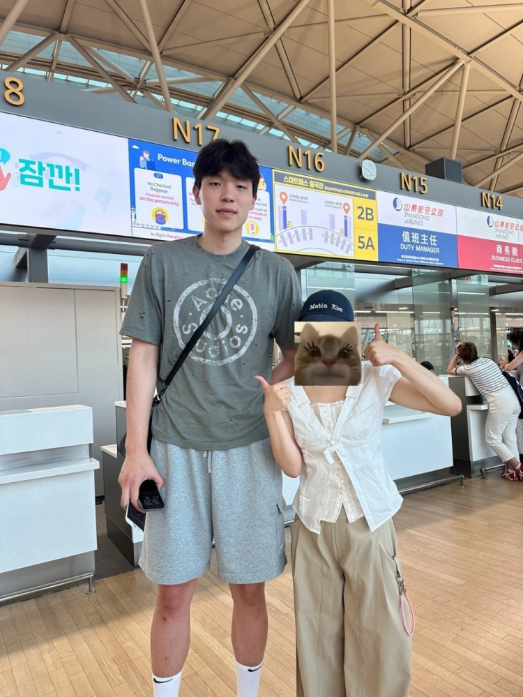 杨瀚森回国被同乡博主偶遇：性格nice，依旧很高