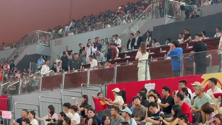 杜锋着粤BA外套现身女篮热身赛 主席台观战中尼对决 杜锋着粤BA外套现身女篮热身赛 主席台观战中尼对决