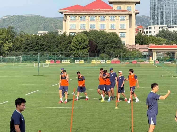 泰山赛前训练23人参加，王大雷陈泽仕王彤缺阵李源一复出