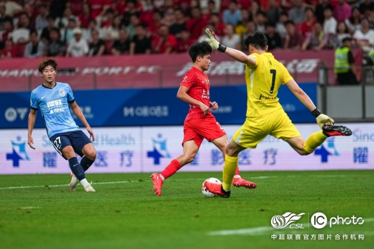 李新翔补时头球救主 海港1-1大连英博 李新翔补时头球救主 海港1-1大连英博