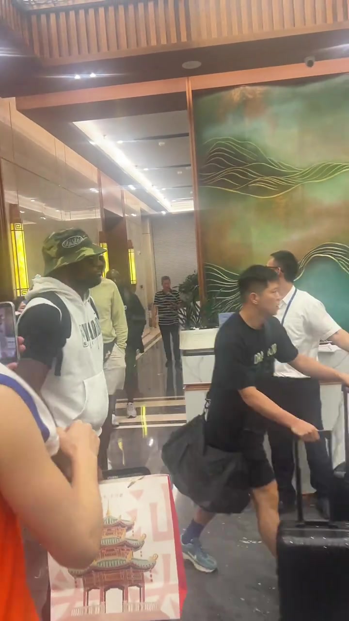 追梦酒店被围堵 逐一签名满足球迷 追梦酒店被围堵 逐一签名满足球迷