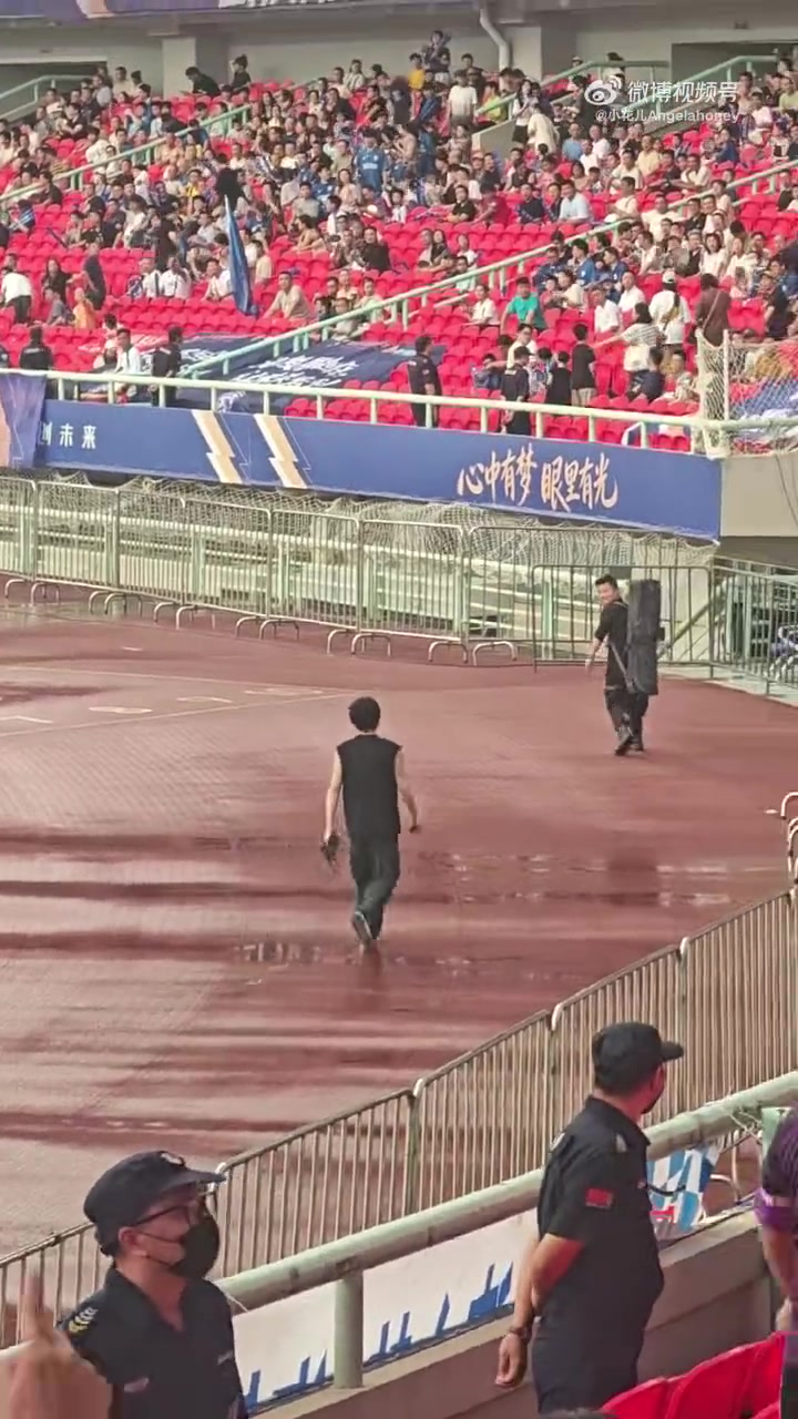 津门虎跟队记者转发视频：三镇主场工作人员对看台竖中指