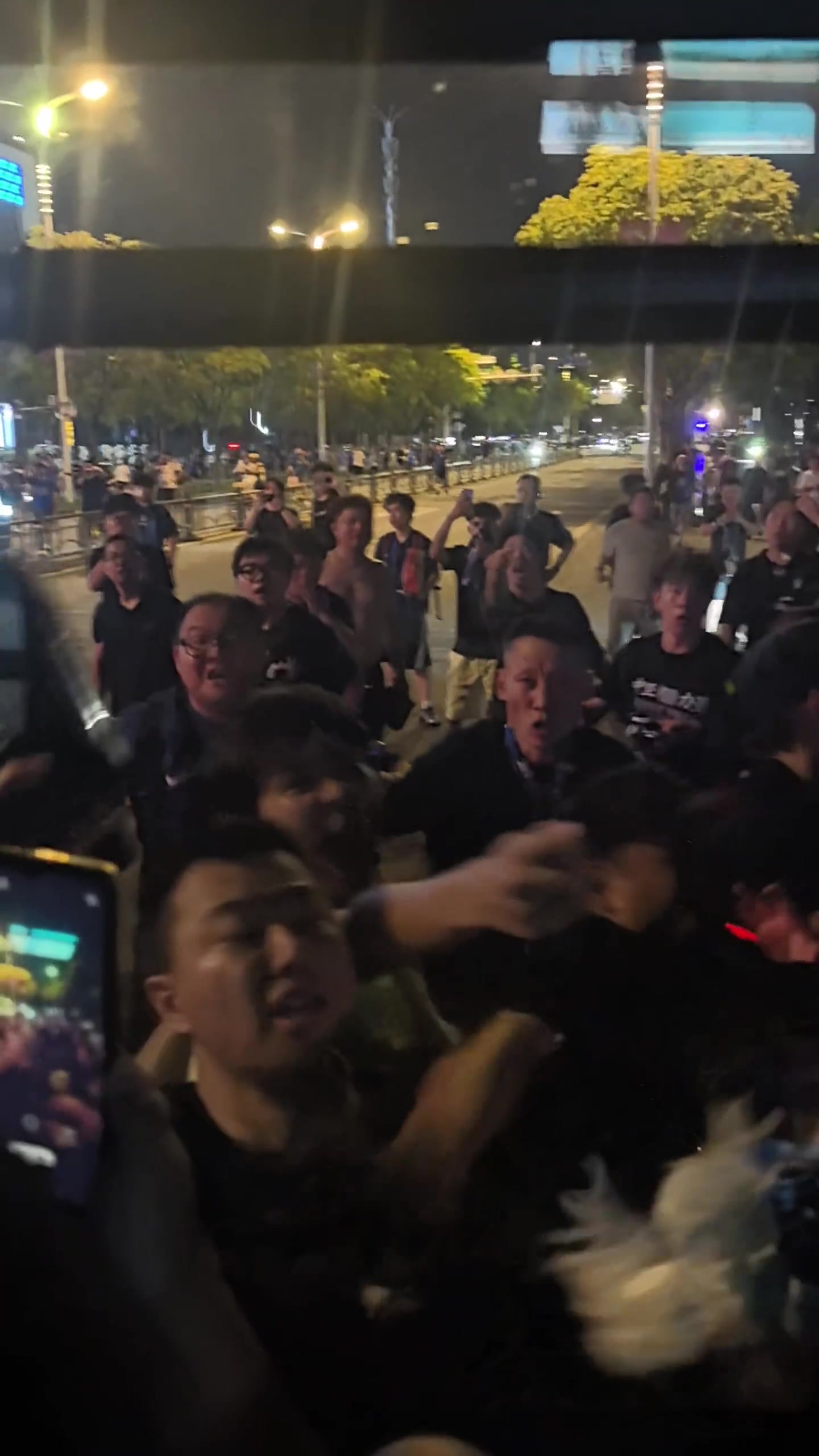 博主晒视频：疑似部分武汉球迷赛后冲击天津球迷的接驳大巴