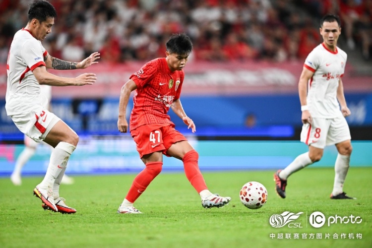 上海海港2-1青岛海牛，下一场海港队将客场对阵深圳新鹏城队