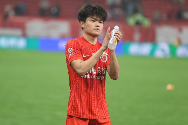 杨希：赛前武磊跟我们说顺着后防线跟门将中间传，肯定会进球
