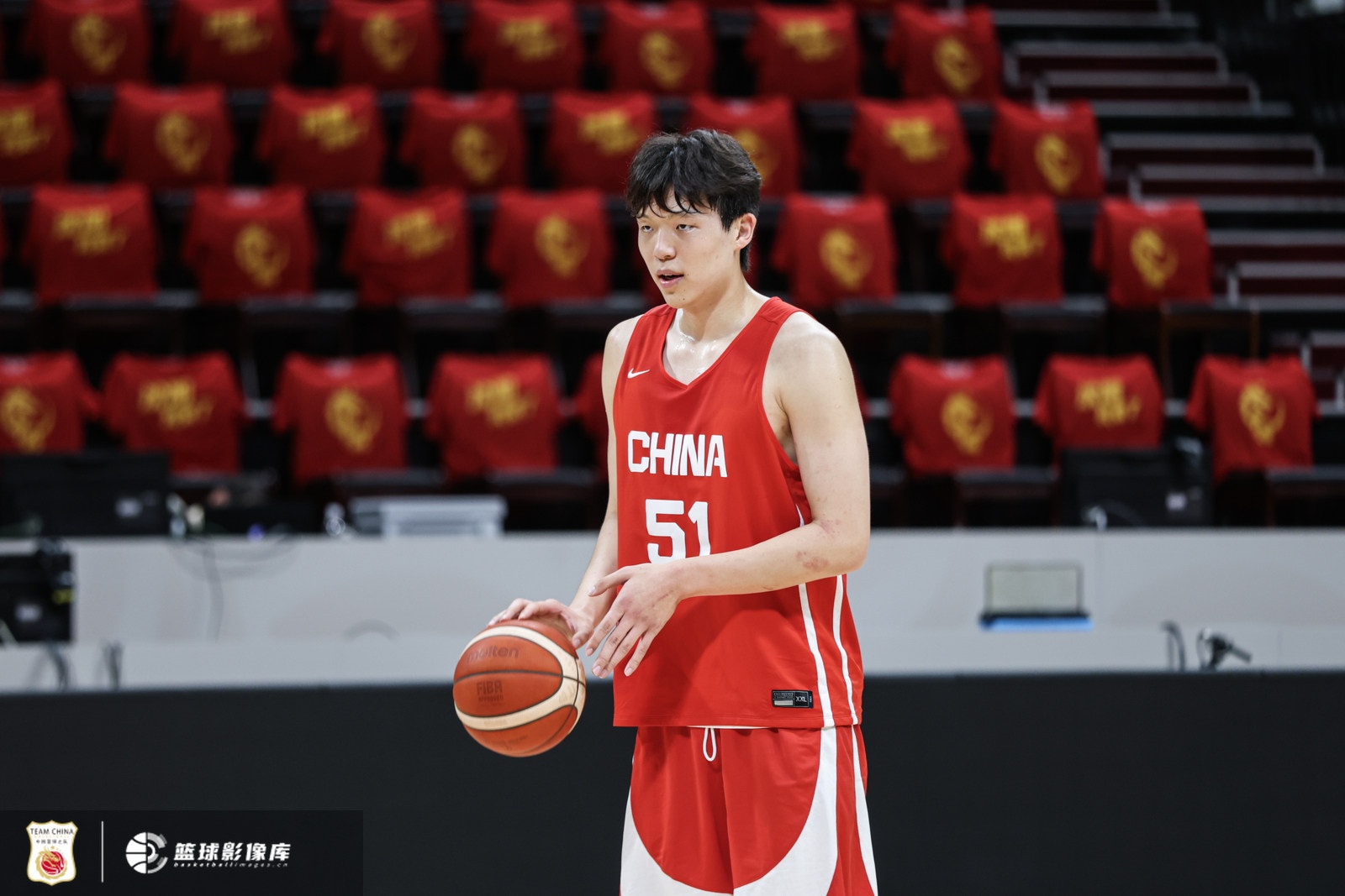 很强硬！杨瀚森半场5中4贡献9分5篮板1助攻1盖帽 2次犯规有隐患