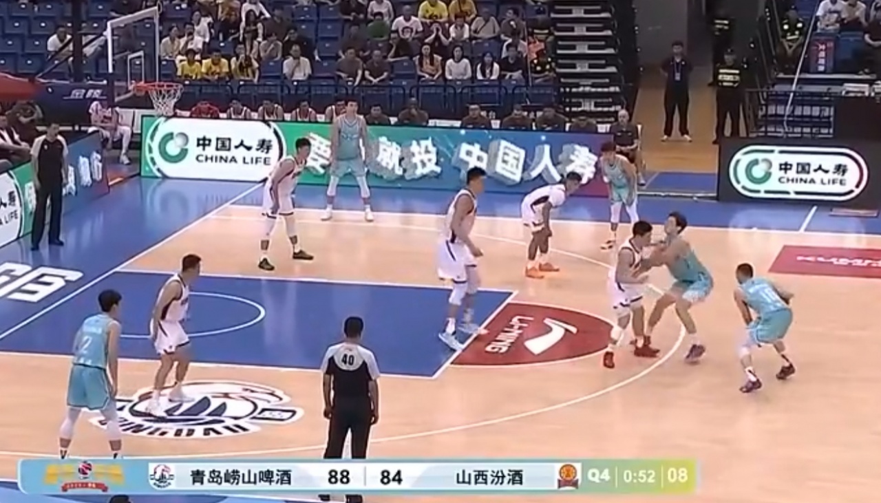 青岛队记发声：纪卓犯错就得挨罚 但能否针对球场惯犯做调查&处罚