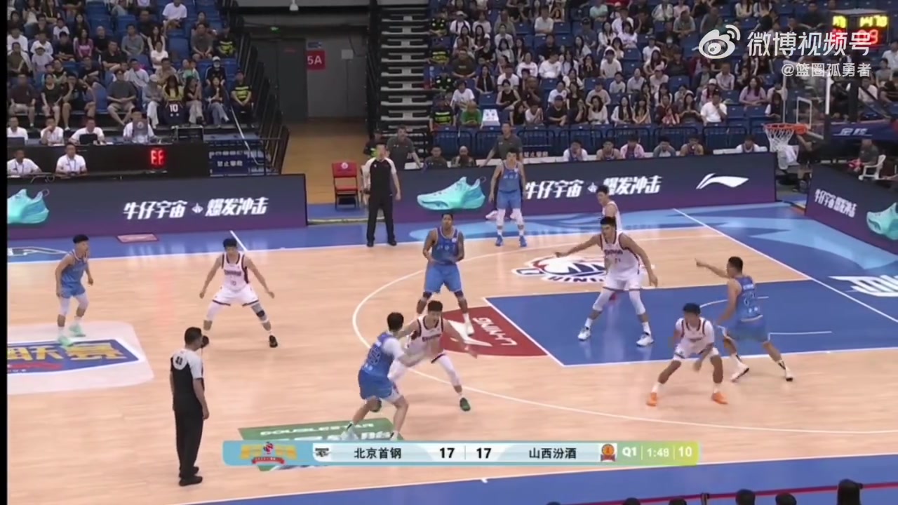 后者曾是北京队选秀球员~翟晓川卡位连续挥肘 魏莨哲反应迅速躲开 后者曾是北京队选秀球员~翟晓川卡位连续挥肘 魏莨哲反应迅速躲开
