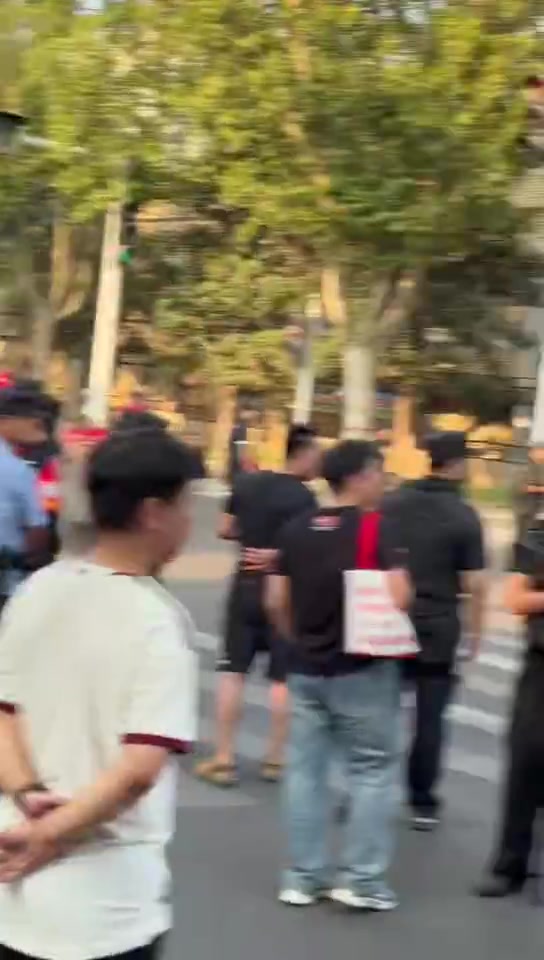 蓉城媒体人晒视频:走在规定封控路段 身后球迷集体大骂+投掷水瓶 蓉城媒体人晒视频:走在规定封控路段 身后球迷集体大骂+投掷水瓶