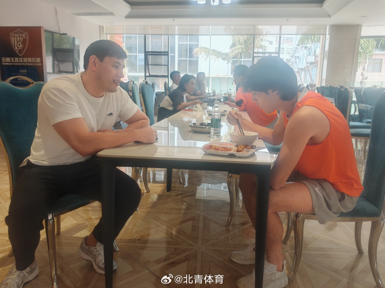 布尼亚明:我父亲状态很好很多人以为是我哥 他提醒我一定要自律 布尼亚明:我父亲状态很好很多人以为是我哥 他提醒我一定要自律
