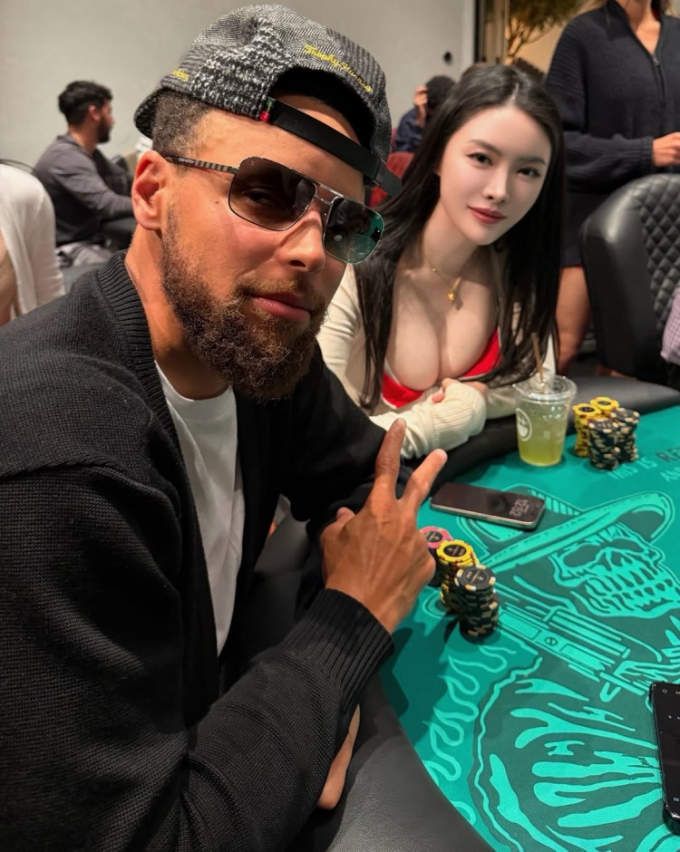又一次同框了!美女牌手All In姐晒与库里牌桌前同框合照 又一次同框了!美女牌手All In姐晒与库里牌桌前同框合照