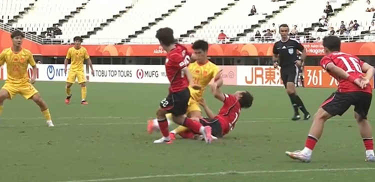 无缘亚运决赛！U23国足1-2韩国U23 王钰栋破门毛伟杰献助攻+伤退