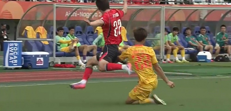 无缘亚运决赛！U23国足1-2韩国U23 王钰栋破门毛伟杰献助攻+伤退
